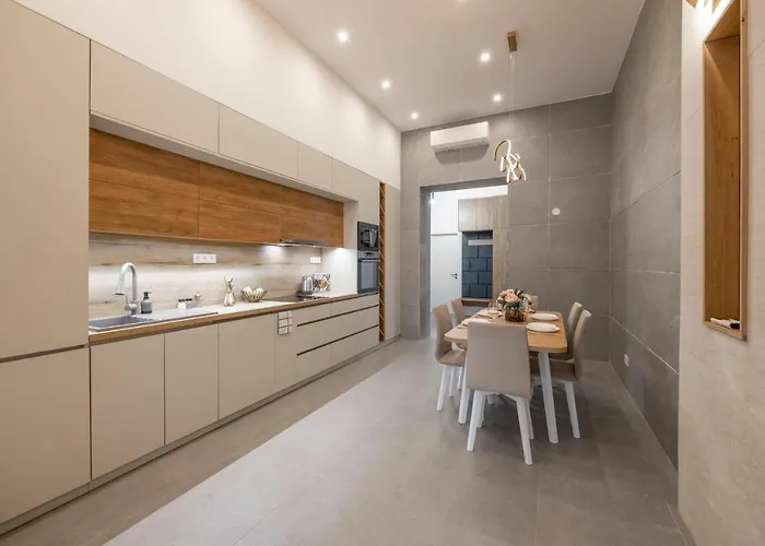 Luxurious & Spacious With Balcony Appartement
