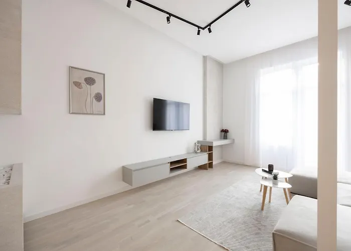 Luxurious & Spacious With Balcony