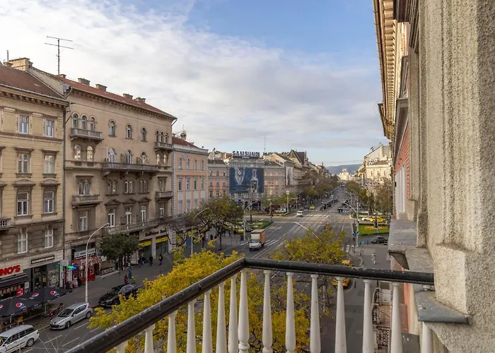 Luxurious & Spacious With Balcony *