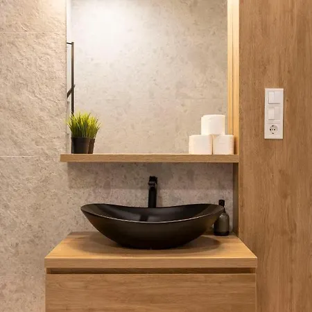 Luxurious & Spacious With Balcony