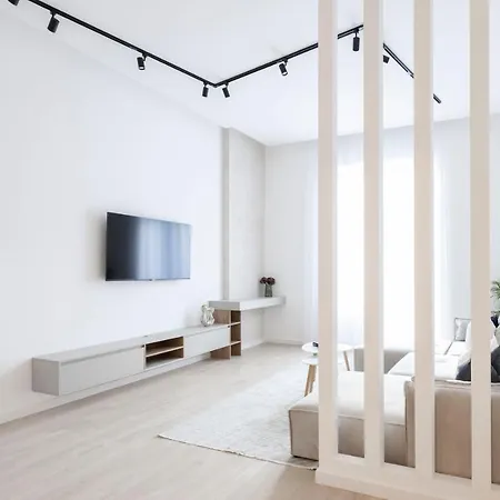 Luxurious & Spacious With Balcony Apartman *