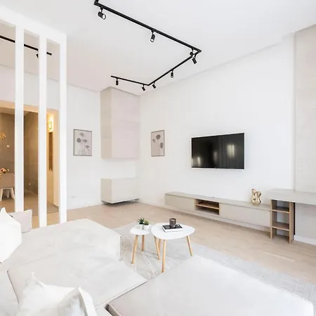 Apartment Luxurious & Spacious With Balcony Budapest