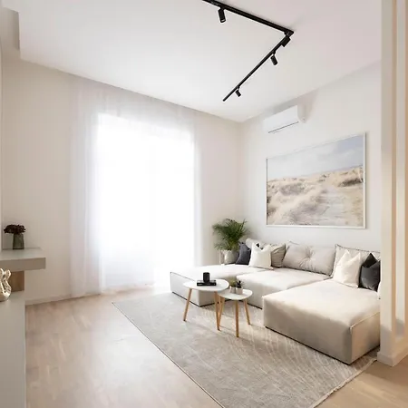 Luxurious & Spacious With Balcony *