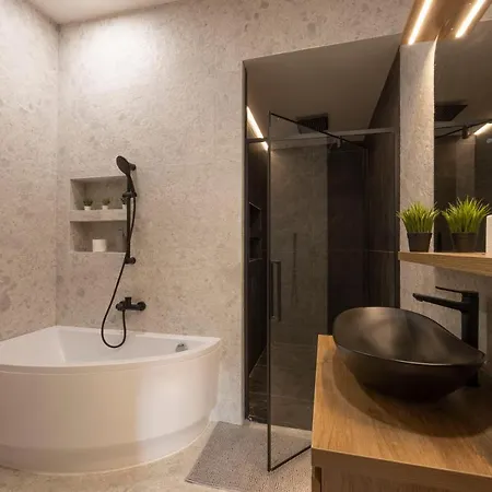 Apartmán Luxurious & Spacious With Balcony *