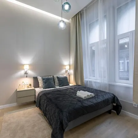 Luxurious & Spacious With Balcony Apartman *