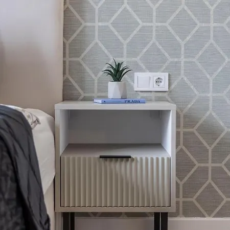 Luxurious & Spacious With Balcony Apartment *