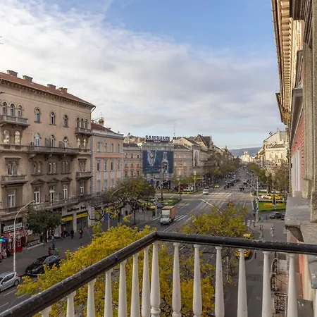 Luxurious & Spacious With Balcony *