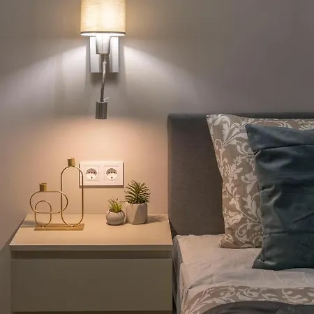 Luxurious & Spacious With Balcony Apartman *