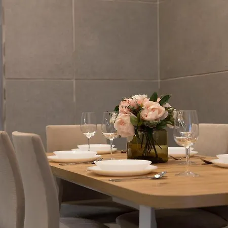 Apartmán Luxurious & Spacious With Balcony *