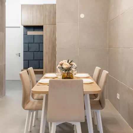 Luxurious & Spacious With Balcony Apartman *