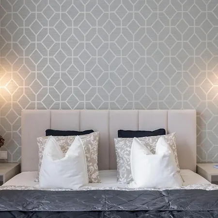 Luxurious & Spacious With Balcony