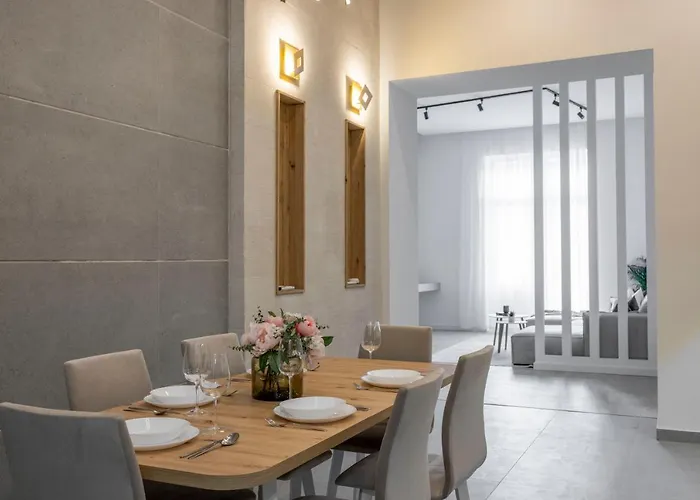 Luxurious & Spacious With Balcony Apartment Budapest