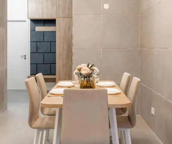 Luxurious & Spacious With Balcony Apartment *