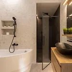 Luxurious & Spacious With Balcony Апартаменты