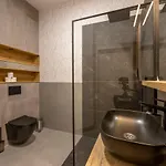 Luxurious & Spacious With Balcony Апартаменты