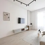 Luxurious & Spacious With Balcony