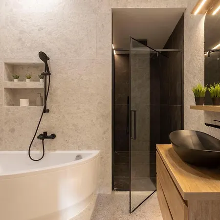 Luxurious & Spacious With Balcony Apartman