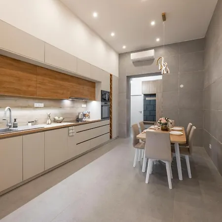 Luxurious & Spacious With Balcony Apartman