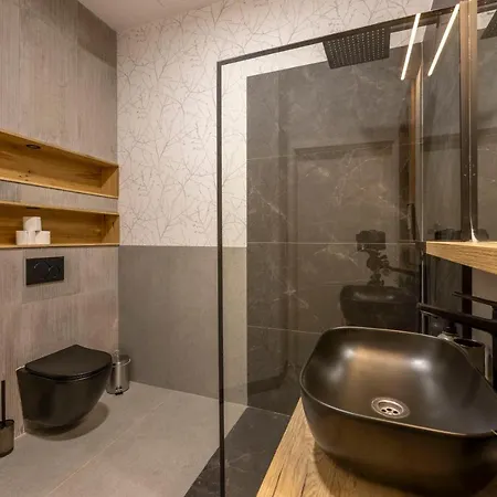 Luxurious & Spacious With Balcony Apartman