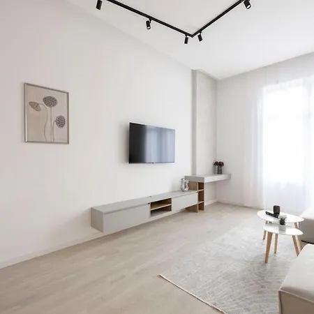 Luxurious & Spacious With Balcony