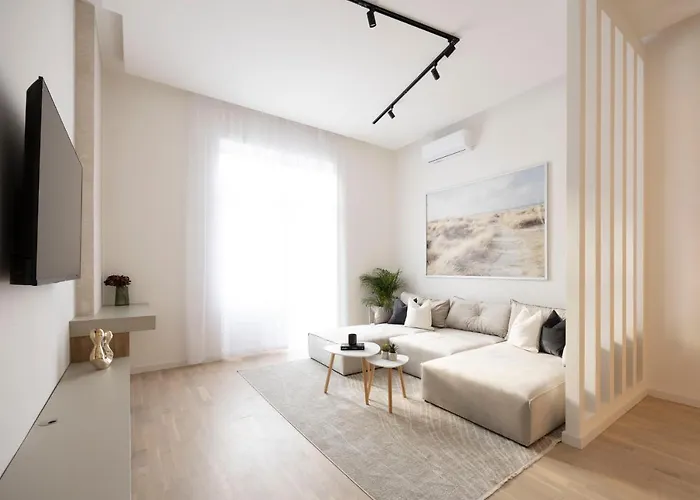 Luxurious & Spacious With Balcony *