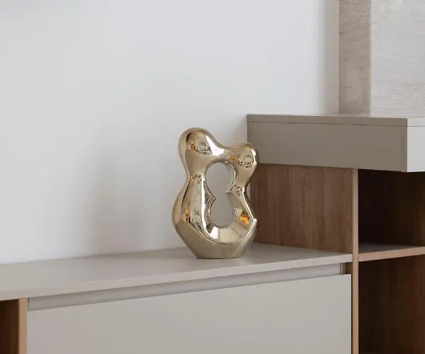 Luxurious & Spacious With Balcony Апартаменты *