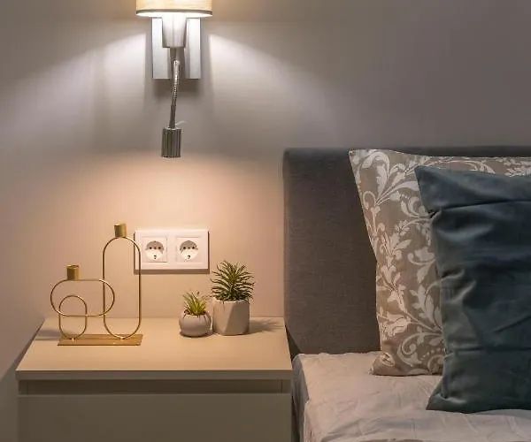 Luxurious & Spacious With Balcony Апартаменты *