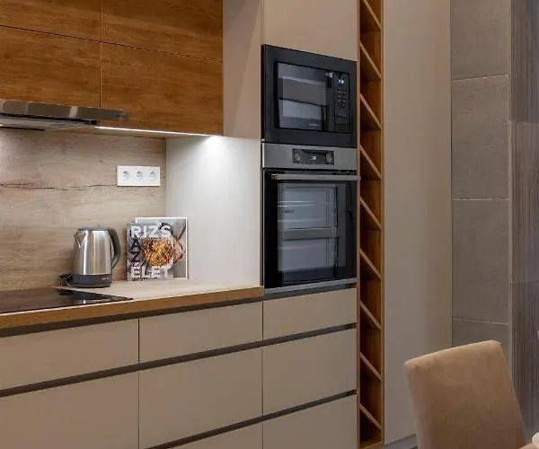 Апартаменты Luxurious & Spacious With Balcony